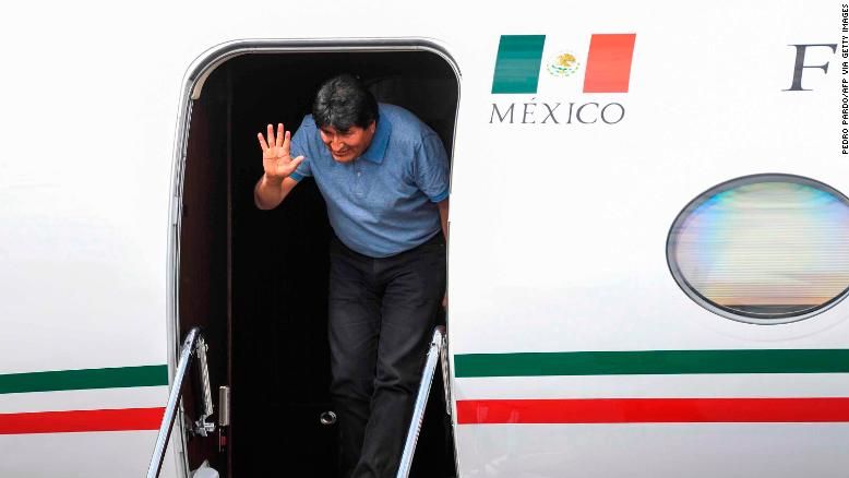 Bolívie si zvolila dočasné vedení. Morales z exilu žádá o pomoc papeže